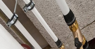 Замена труб водоснабжения в квартире: цена от 2101 руб. - СантехДомКна